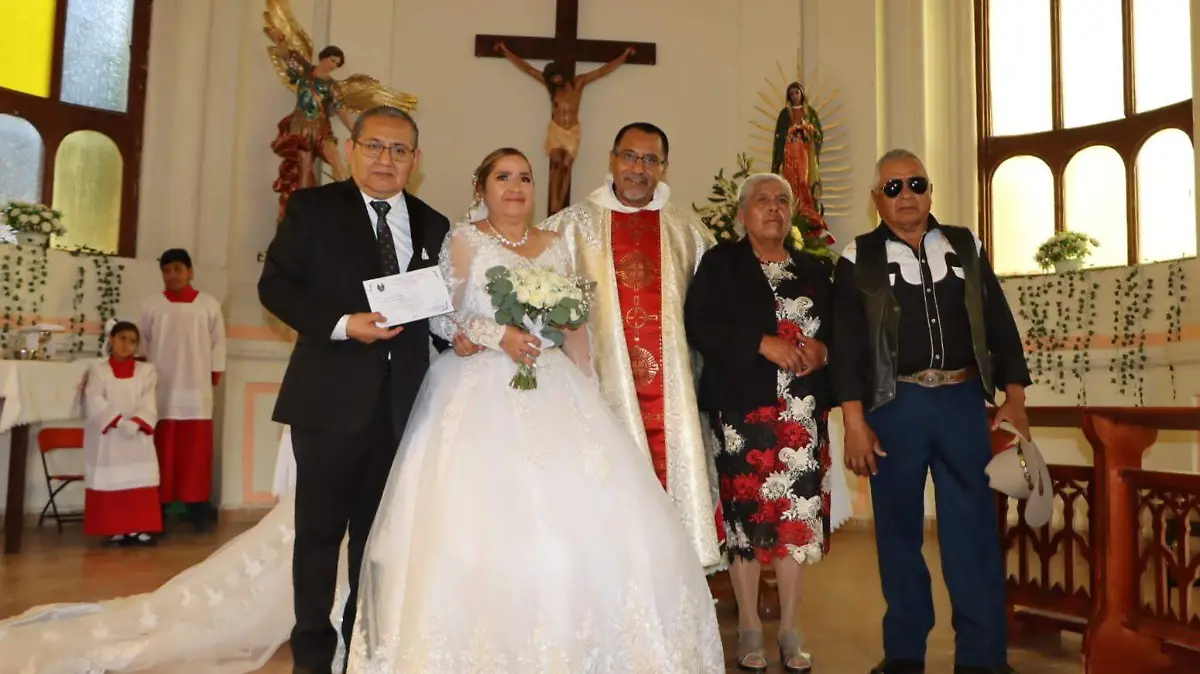 FOTO PRINCIPAL SJR Armando y Sonia Yesenia con sus padrinos y el padre